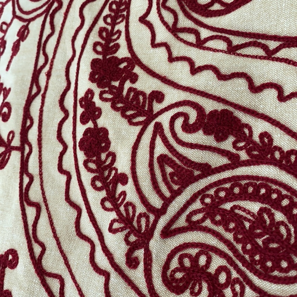 Detailed Table Runner - Picture 3 of 6